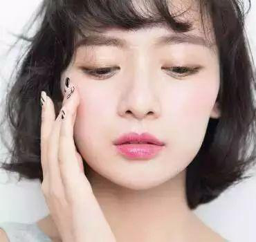 日常淡妆要抢眼并不难，记住这些正确化妆顺序就足够了！